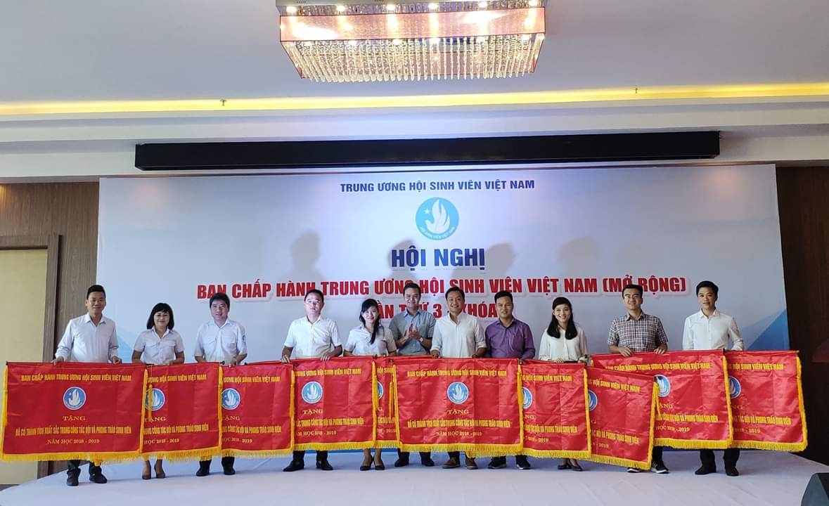 Hội Sinh viên Việt Nam Trường Đại học Tiền Giang nhận cờ thi đua xuất sắc của Trung ương Hội Sinh viên Việt Nam